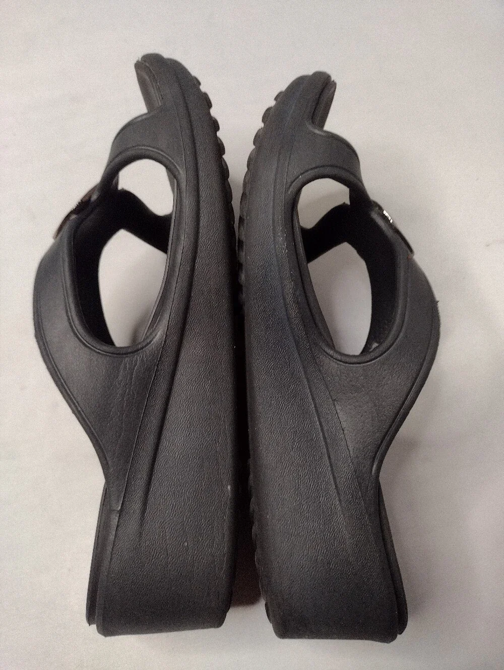 Crocs Sanrah Hammered Circle Flip Flops Women Size 5 Black Wedge Sandals X